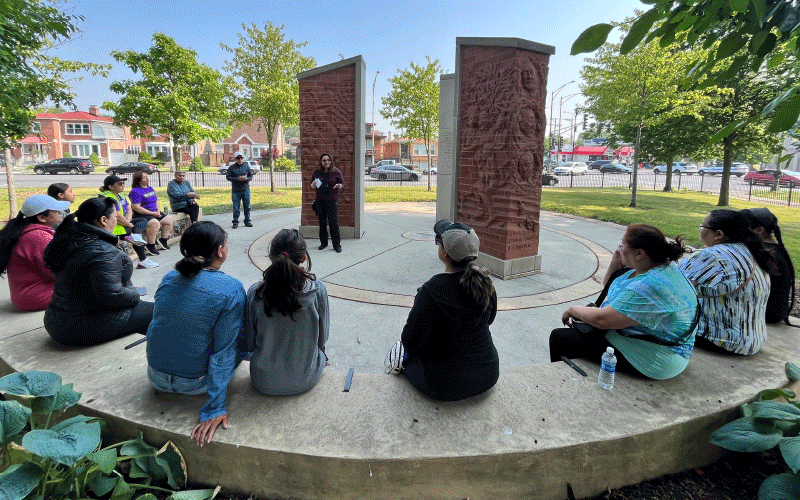 玛莎Menchaca医学博士与一群医生在走