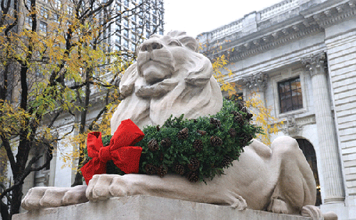 Lion statue with holiday wreath at Art Institute