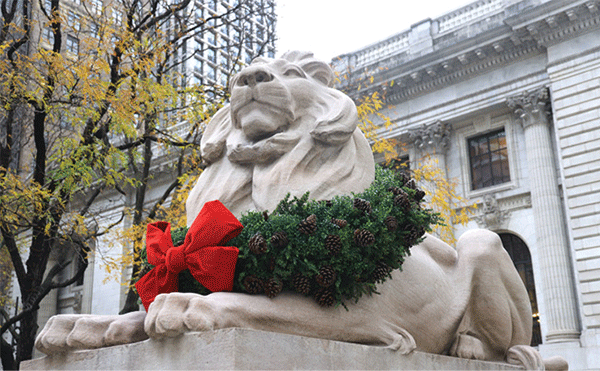 Lion statue with holiday wreath at Art Institute