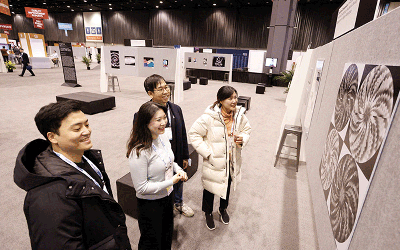 Attendees viewing The Art of Imaging Display