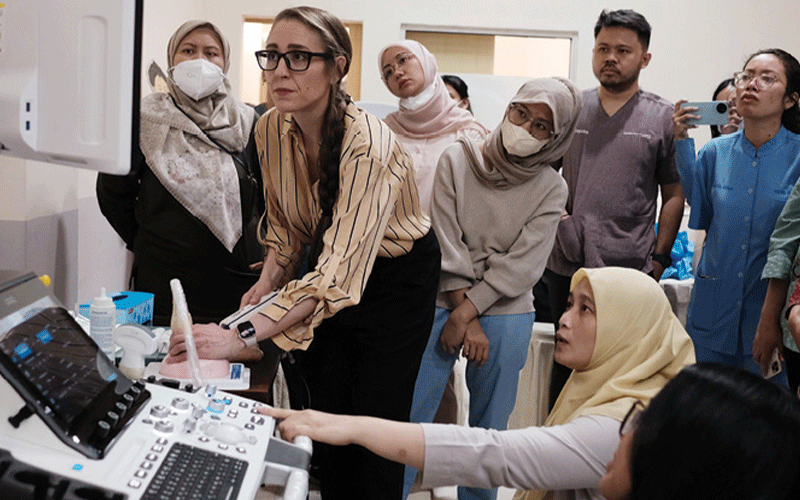 Stefanie Woodard, DO, associate professor at the University of Alabama Birmingham, visited Cipto Mangunkusumo National Referral Hospital as a guest lecturer in breast imaging and also provided instruction on the use of imaging equipment.