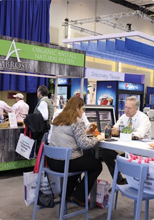 Two people sit at a table eating a midday meal during the RSNA annual meeting