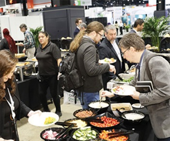 RSNA attendees gather food at RSNA Bistro.