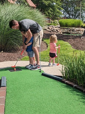 RSNA Member Spotlight Kyle J. Hunter, MD, playing mini golf with his two small children